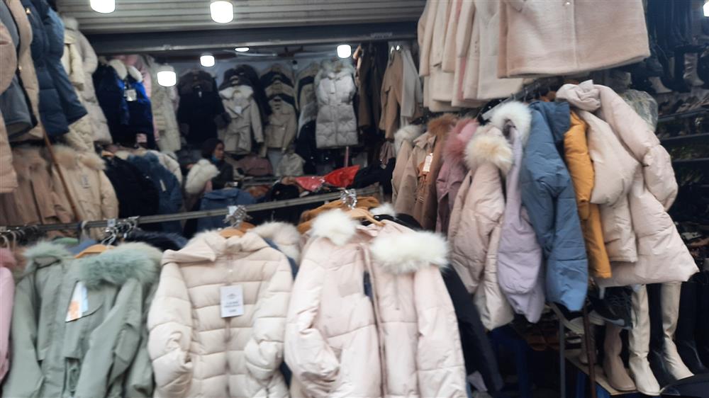 Hà Nội: Nhộn nhịp thị trường quần áo ấm mùa lạnh